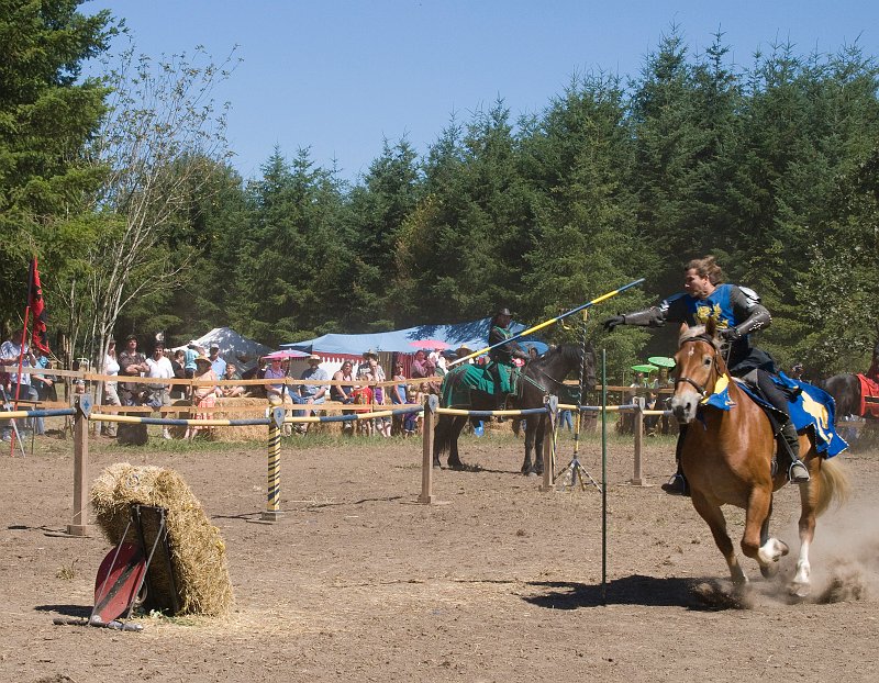 Faire-065.jpg - Throwing the javelin